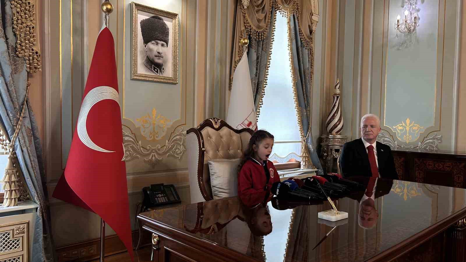 İstanbul Valisi Davut Gül koltuğunu 2’nci sınıfı Asmin Ayşe Aslan’a bıraktı
