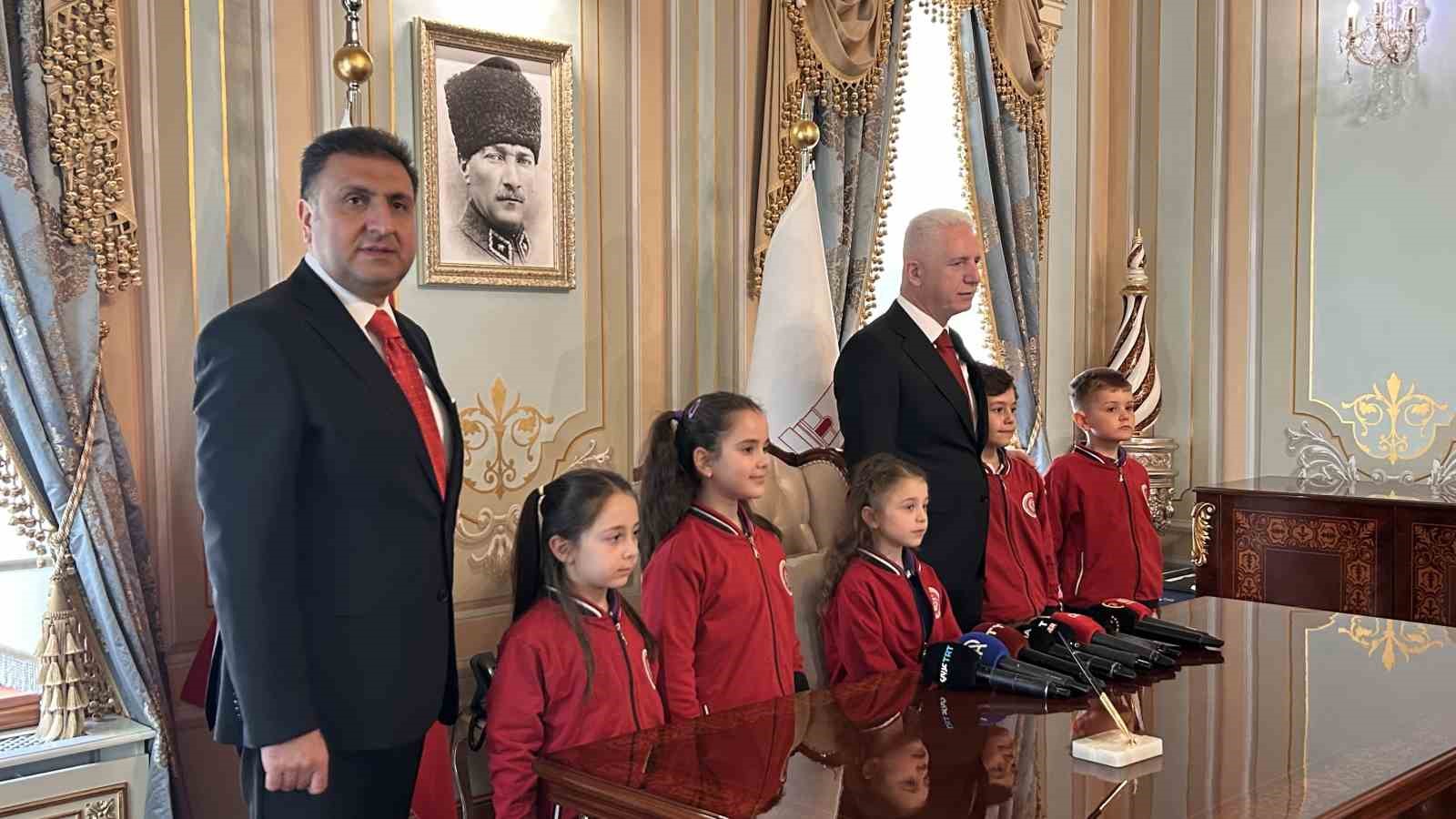 İstanbul Valisi Davut Gül koltuğunu 2’nci sınıfı Asmin Ayşe Aslan’a bıraktı
