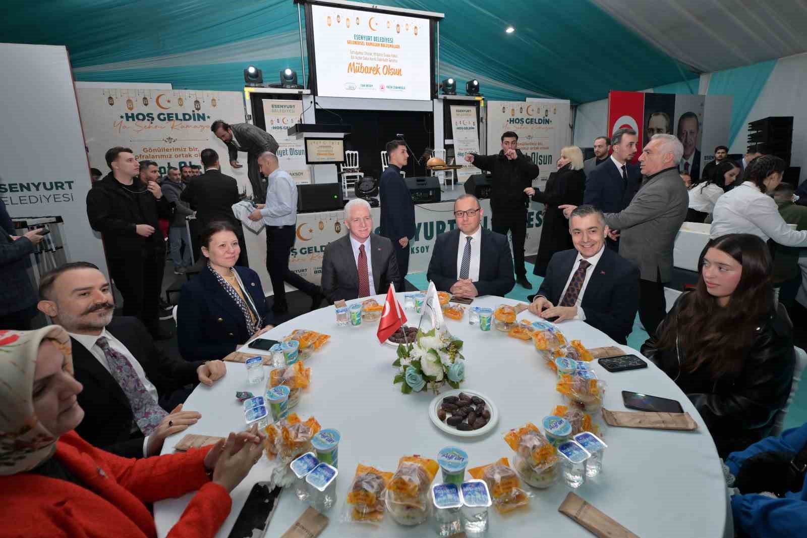 İstanbul Valisi Davut Gül ve Başkan Vekili Aksoy, Kadir Gecesi’nde vatandaşlarla iftar yaptı
