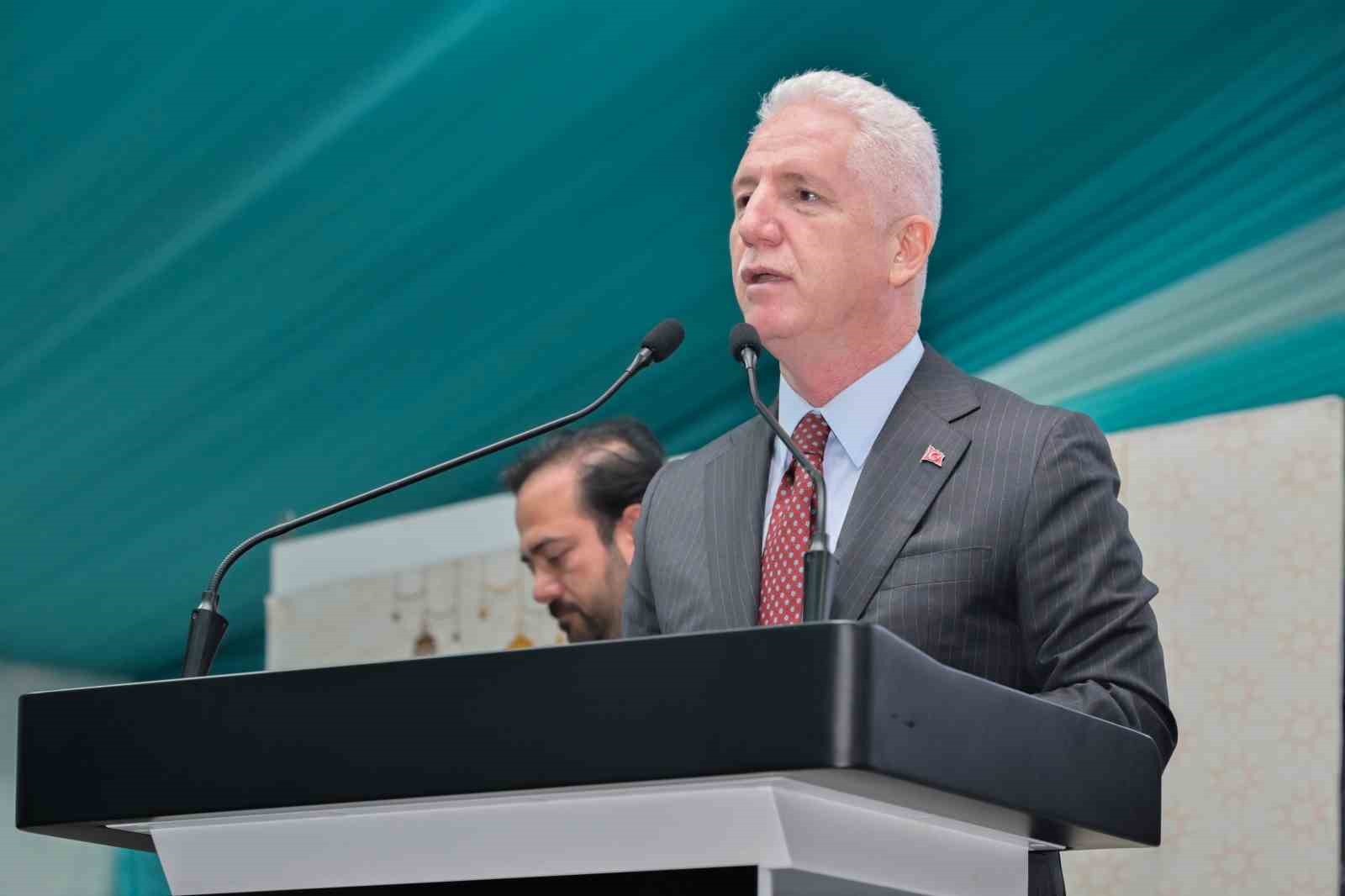 İstanbul Valisi Davut Gül ve Başkan Vekili Aksoy, Kadir Gecesi’nde vatandaşlarla iftar yaptı
