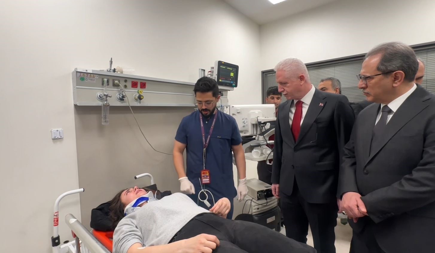 İstanbul Valisi Davut Gül, yaralı polis memurlarını ziyaret etti
