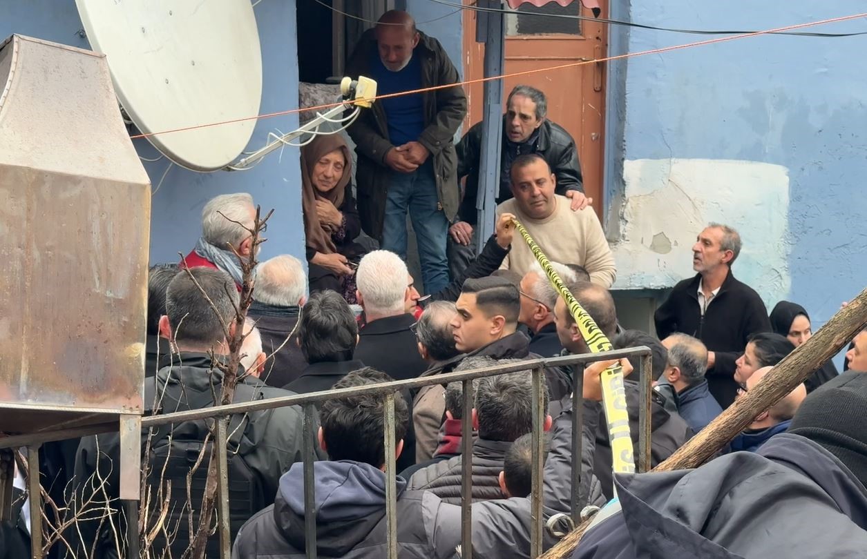 İstanbul Valisi Gül: "9 kişi göçük altında kaldı, 7 kişi hastaneye sevk edildi"
