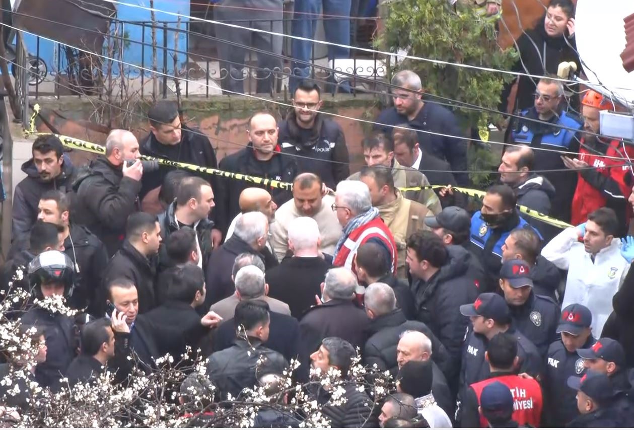 İstanbul Valisi Gül: "9 kişi göçük altında kaldı, 7 kişi hastaneye sevk edildi"
