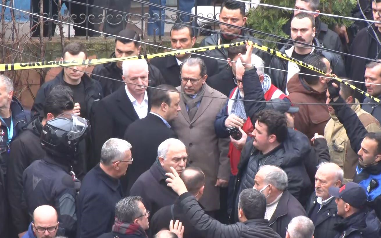 İstanbul Valisi Gül: "9 kişi göçük altında kaldı, 7 kişi hastaneye sevk edildi"
