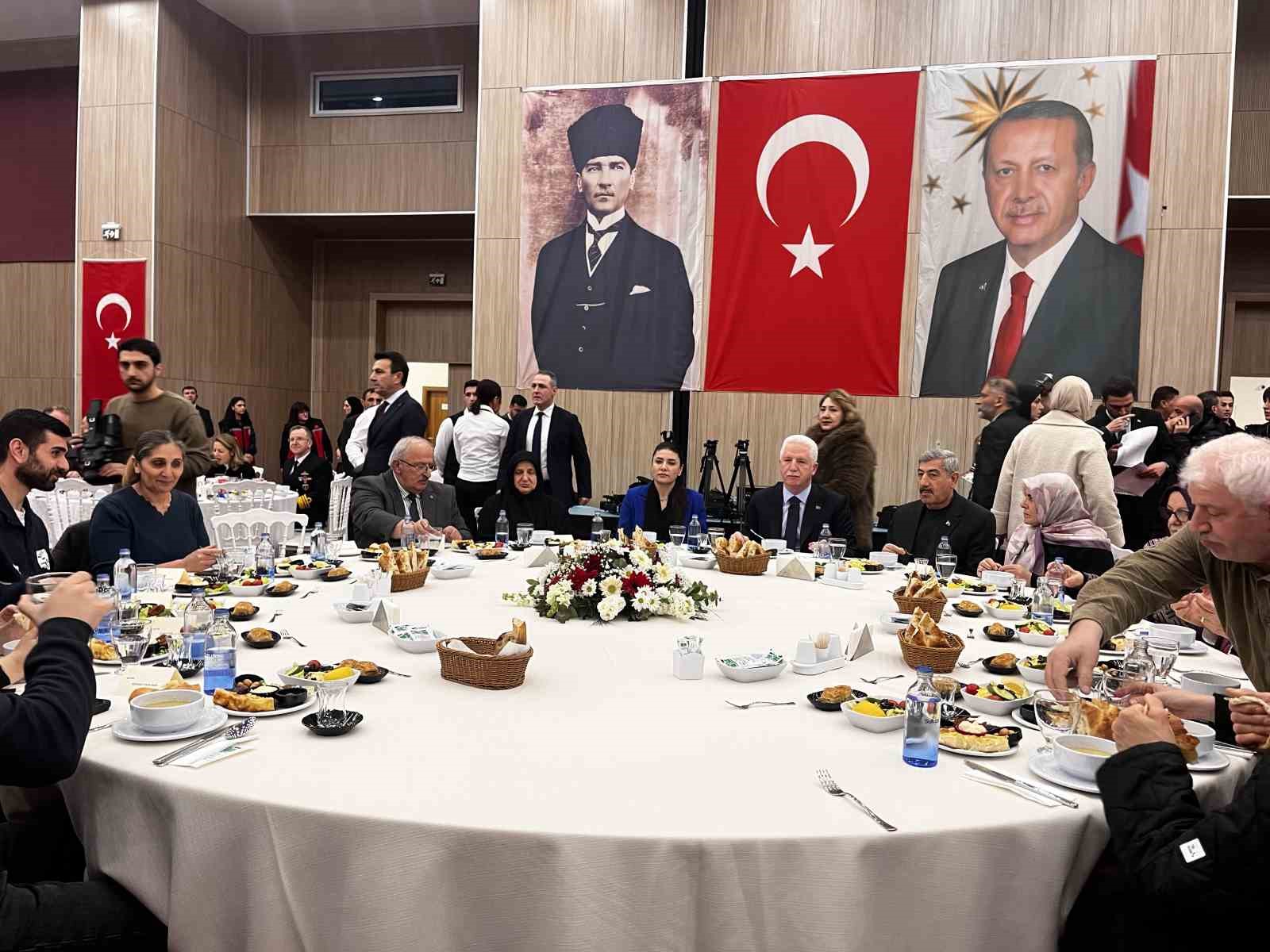 İstanbul Valisi Gül, şehit aileleri ve gazilerle iftarda buluştu
