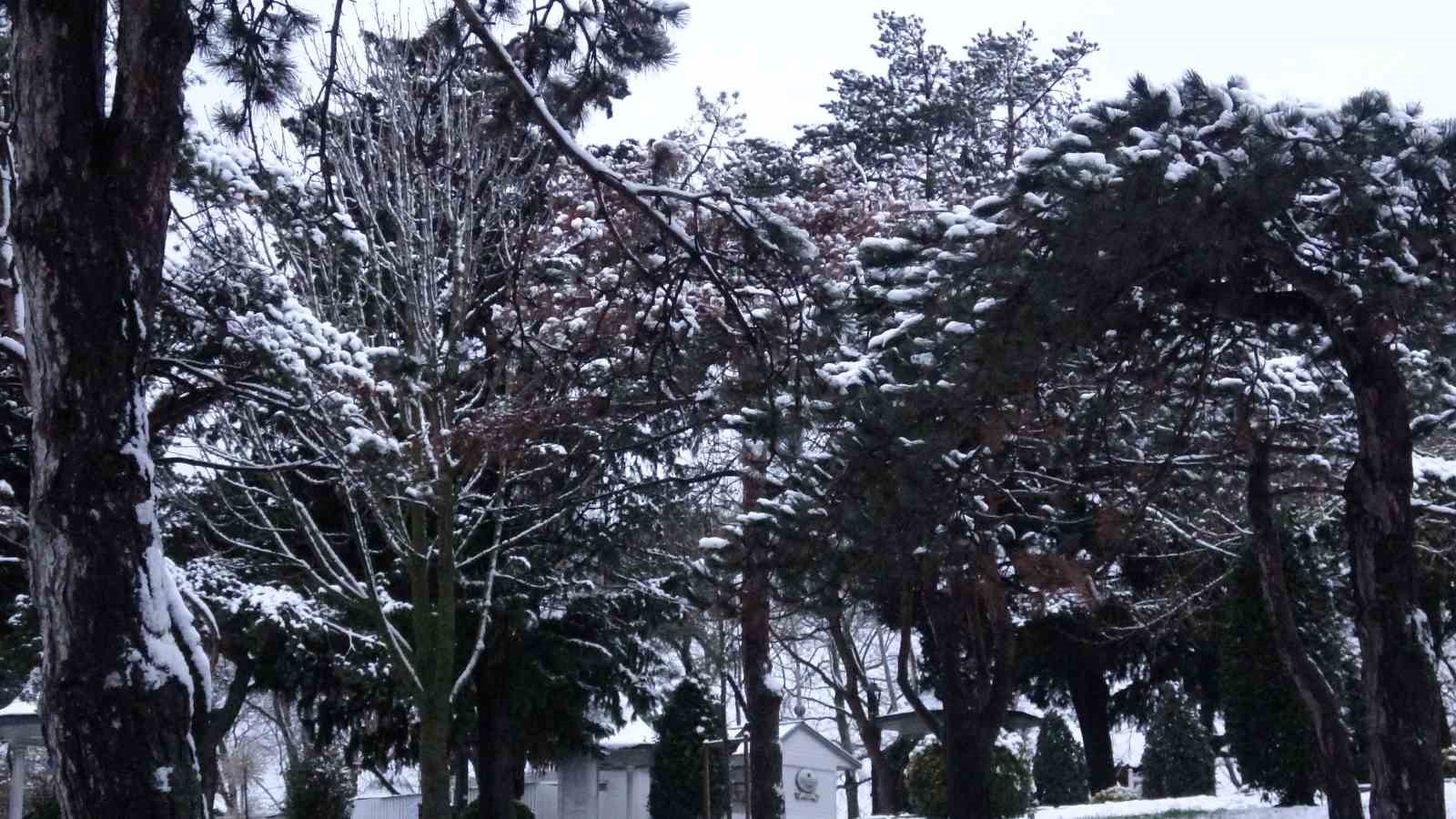 İstanbul’a beklenen kar yağışı geldi: Çamlıca beyaza büründü
