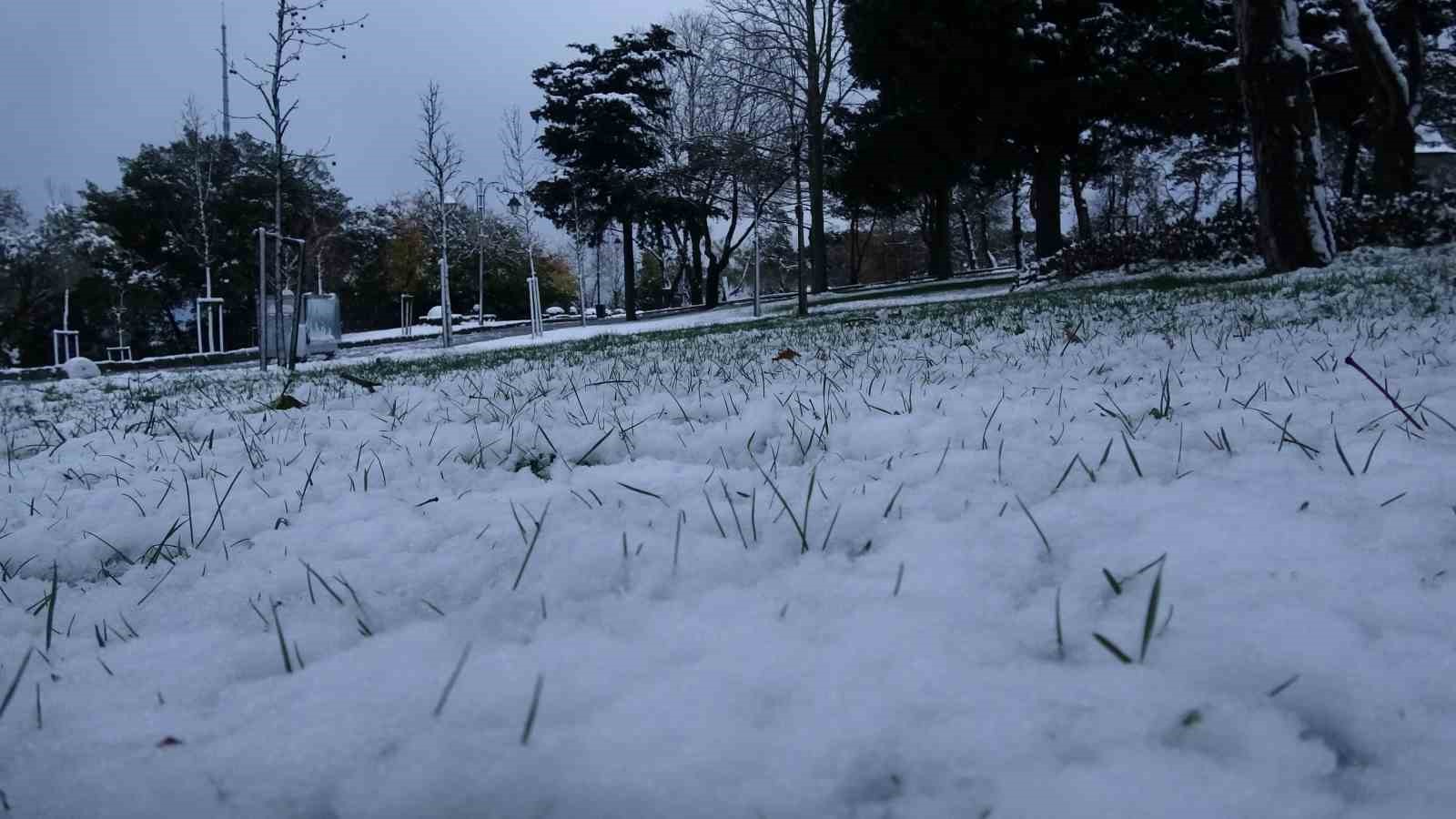 İstanbul’a beklenen kar yağışı geldi: Çamlıca beyaza büründü
