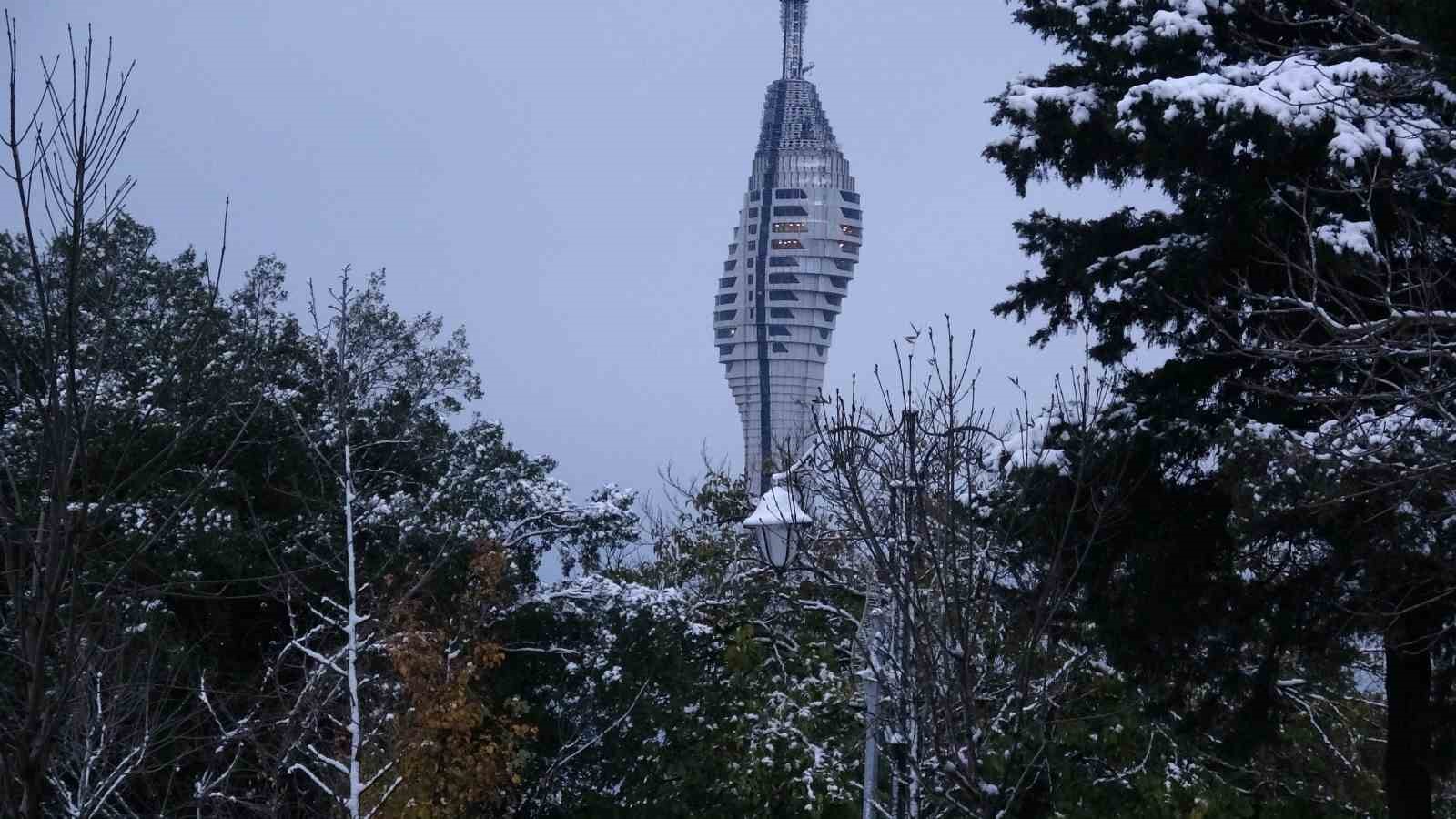 İstanbul’a beklenen kar yağışı geldi: Çamlıca beyaza büründü

