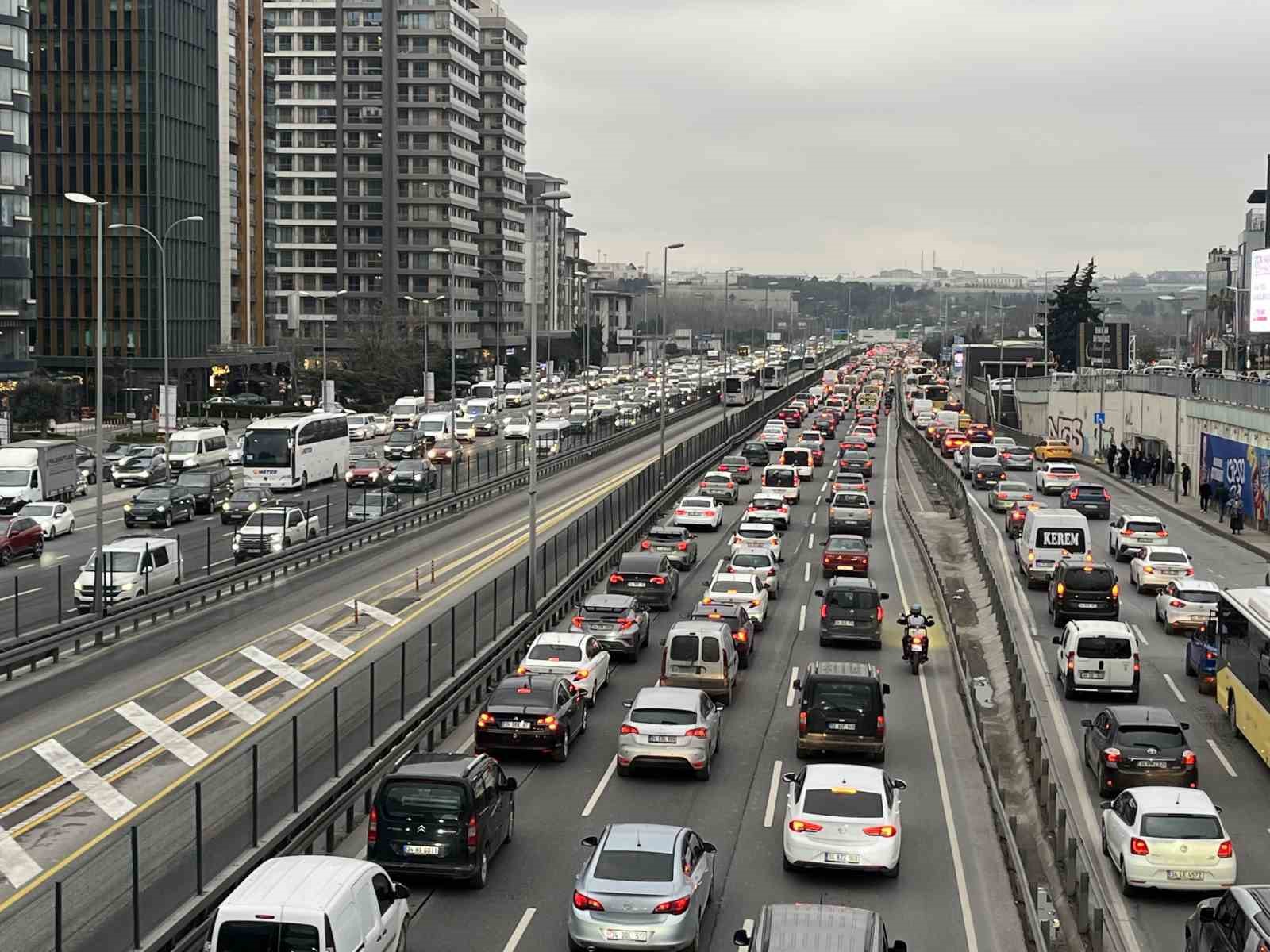 İstanbul’da akaryakıt zammı trafiğe yansımadı
