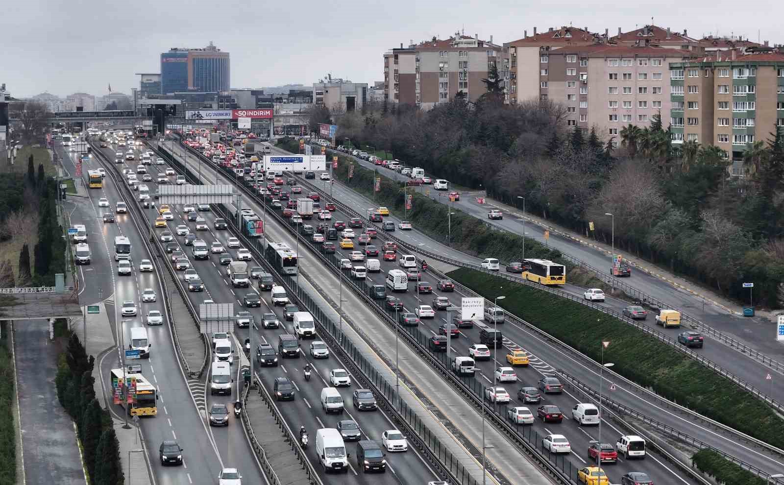İstanbul’da ara tatilin başlamasıyla trafik yoğunluğu yüzde 85’e ulaştı
