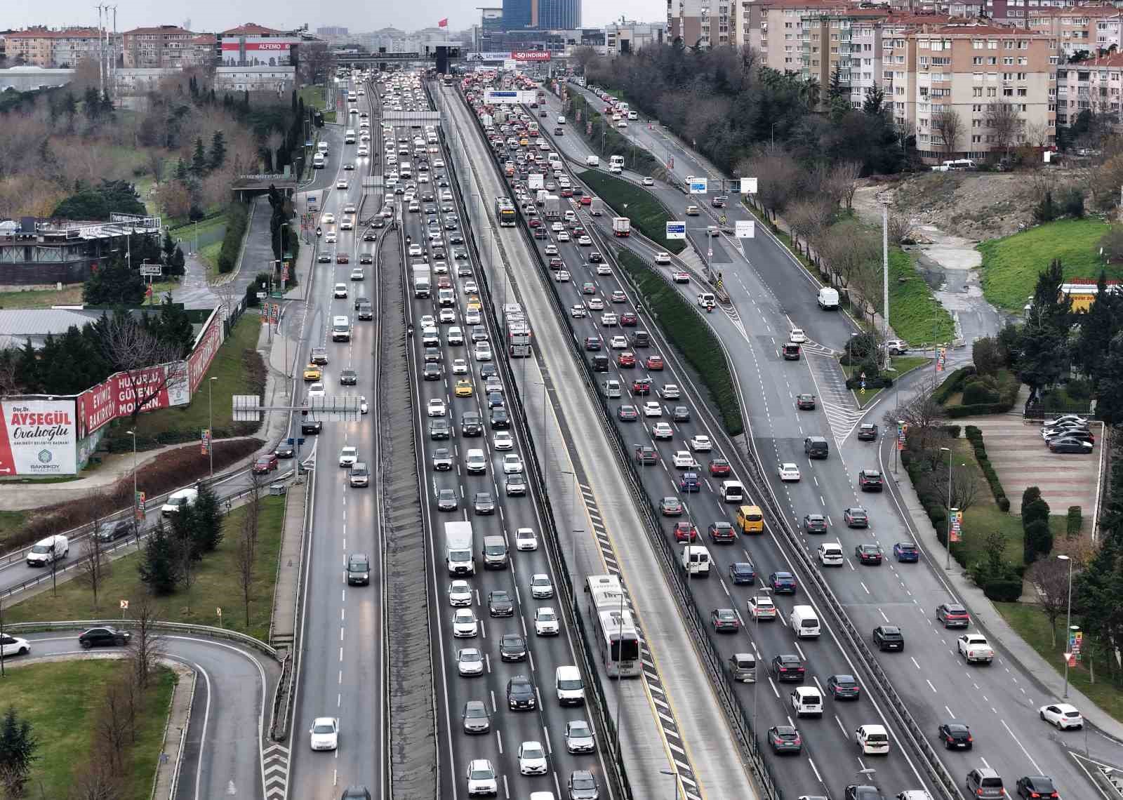 İstanbul’da ara tatilin başlamasıyla trafik yoğunluğu yüzde 85’e ulaştı
