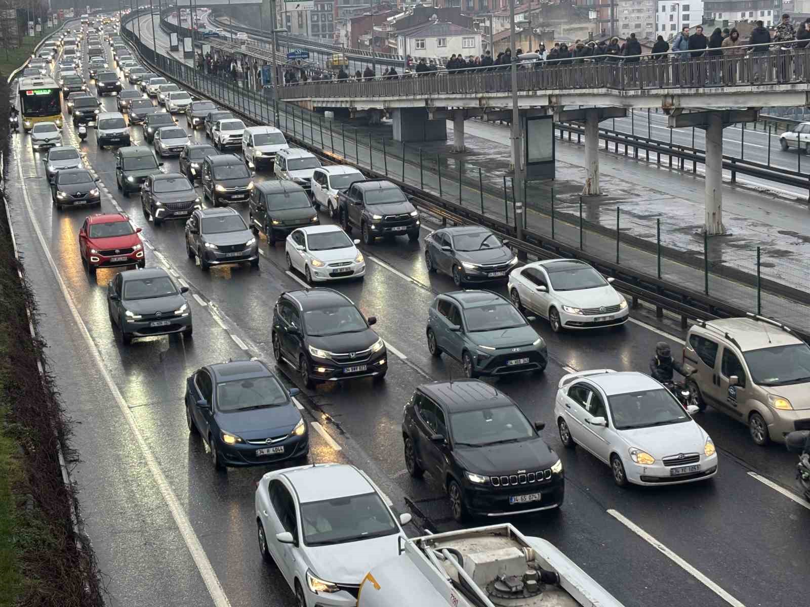 İstanbul’da bayram dönüşü trafik yoğunluğu
