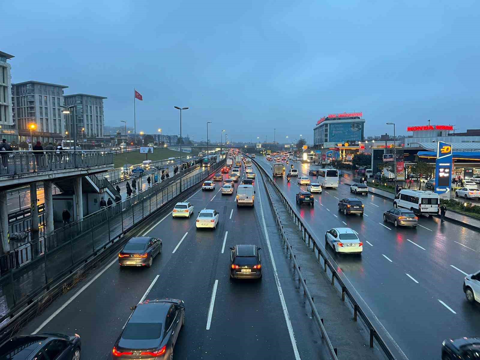 İstanbul’da bayram sonrası haftanın ilk günü sabah saatlerinde trafik yoğunluğu oluştu
