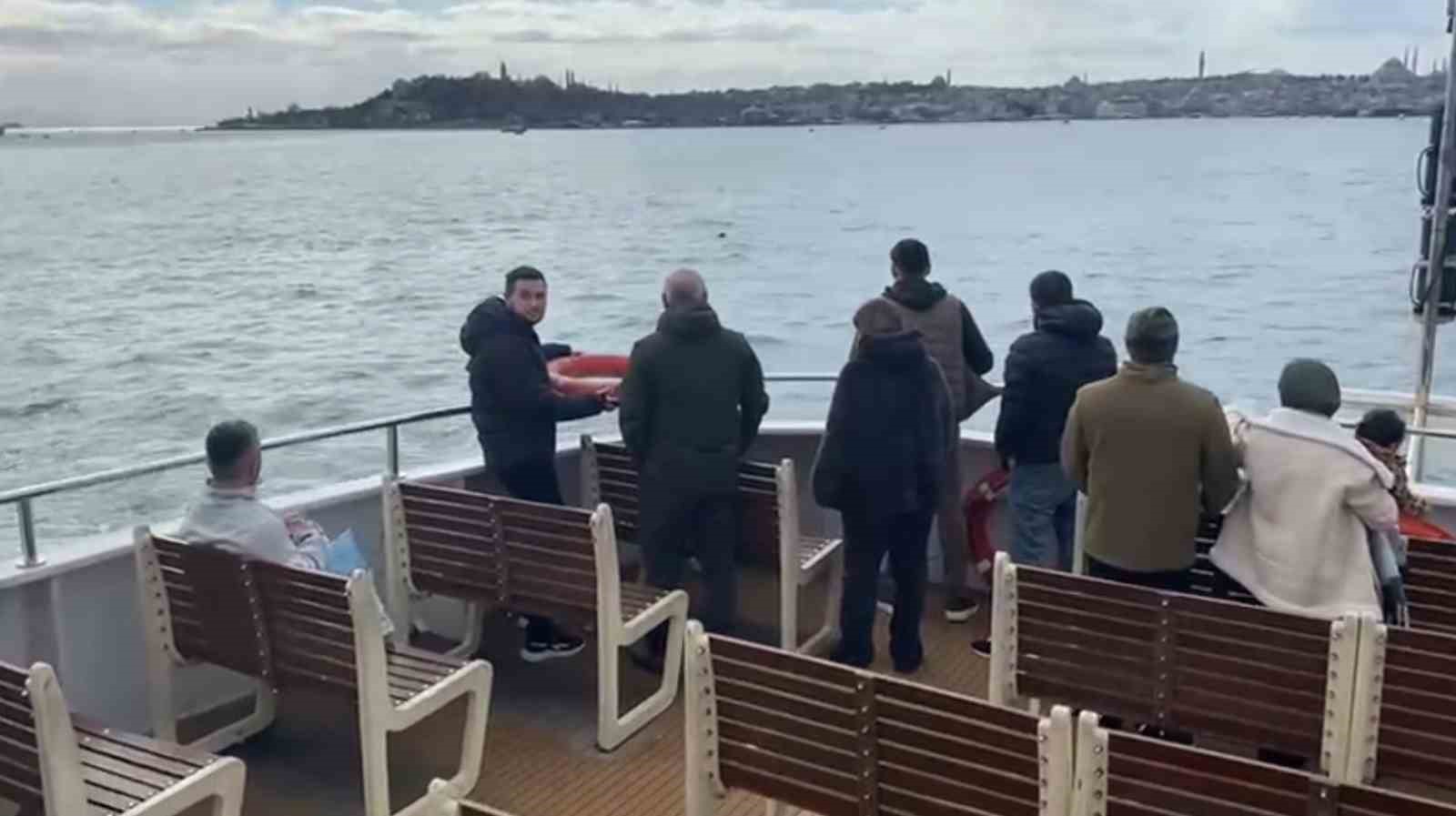 İstanbul’da bir kişi vapurdan denize atladı, görevliler ve vatandaşlar onun için seferber oldu
