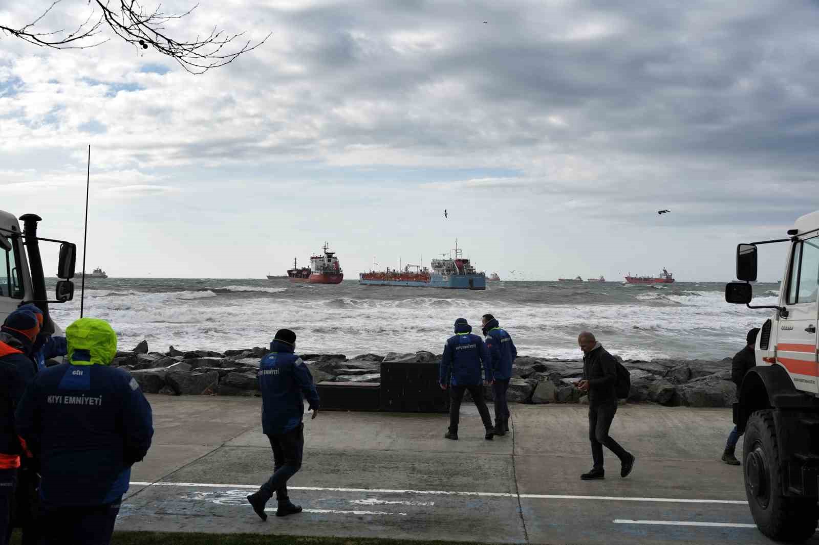 İstanbul’da birbirine temas eden tankerlerden biri kurtarıldı
