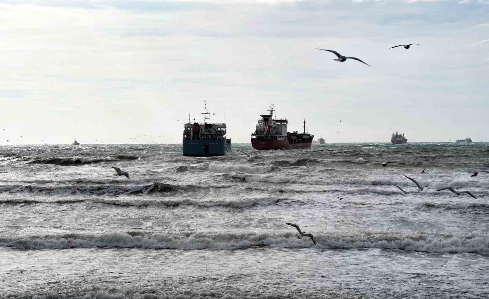 İstanbul’da birbirine temas eden tankerlerden biri kurtarıldı
