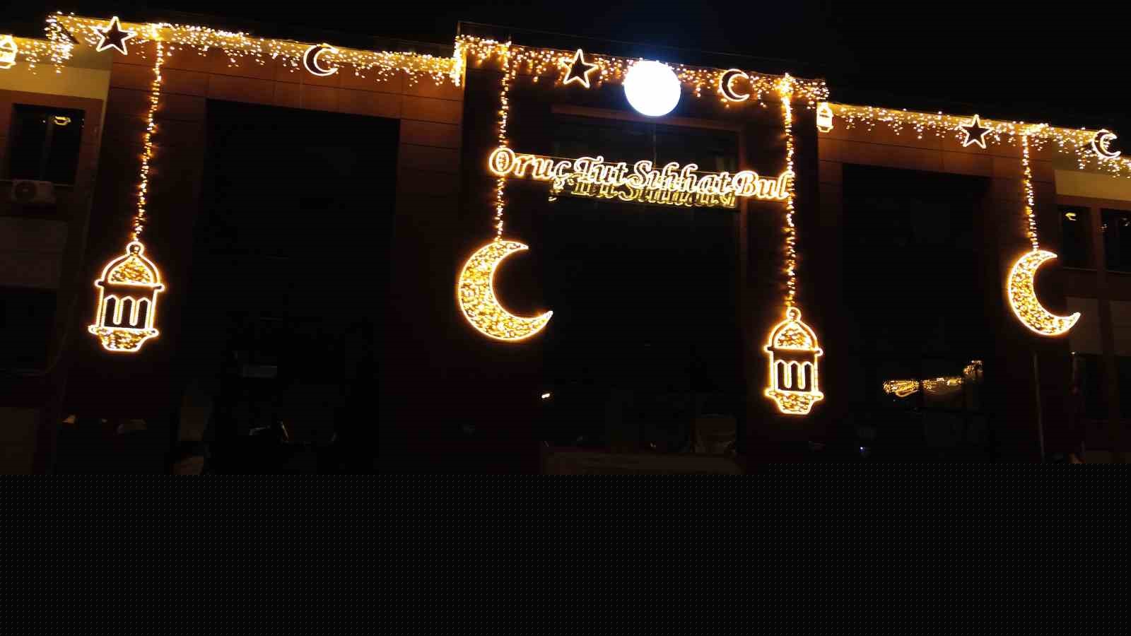 İstanbul’da bu yıl okulların sadece içi değil, dışı da Ramazan’la aydınlandı
