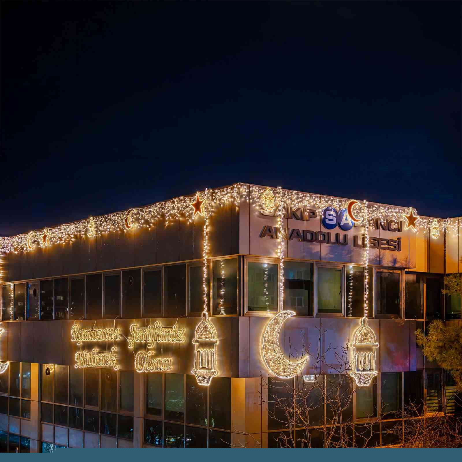 İstanbul’da bu yıl okulların sadece içi değil, dışı da Ramazan’la aydınlandı
