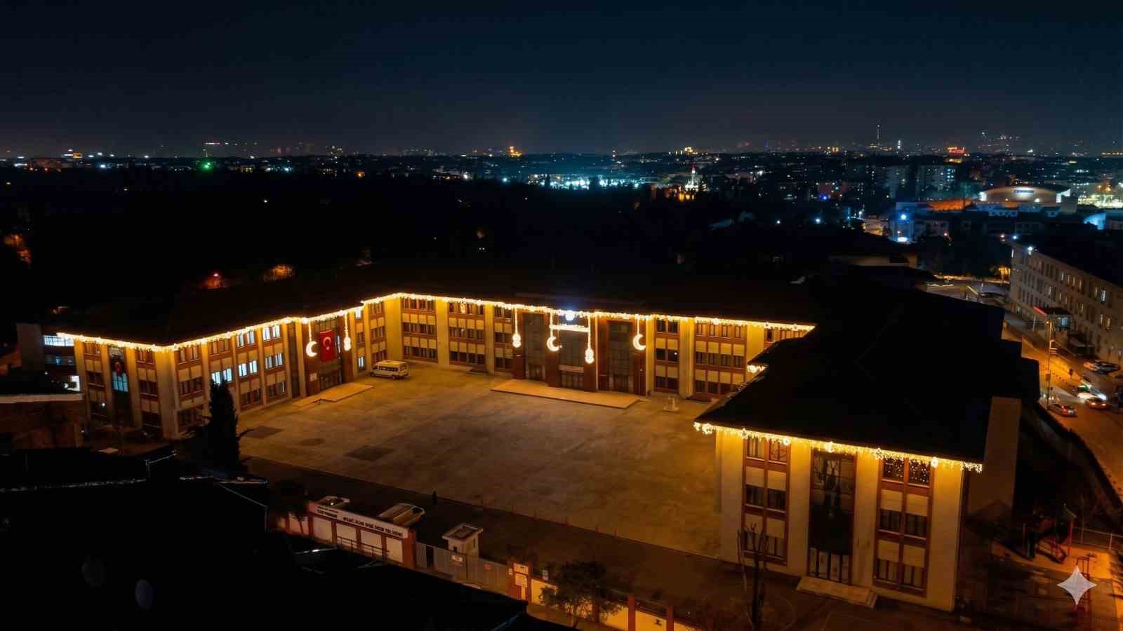 İstanbul’da bu yıl okulların sadece içi değil, dışı da Ramazan’la aydınlandı
İstanbul’da bu yıl okulların sadece içi değil, dışı da Ramazan’la aydınlandı