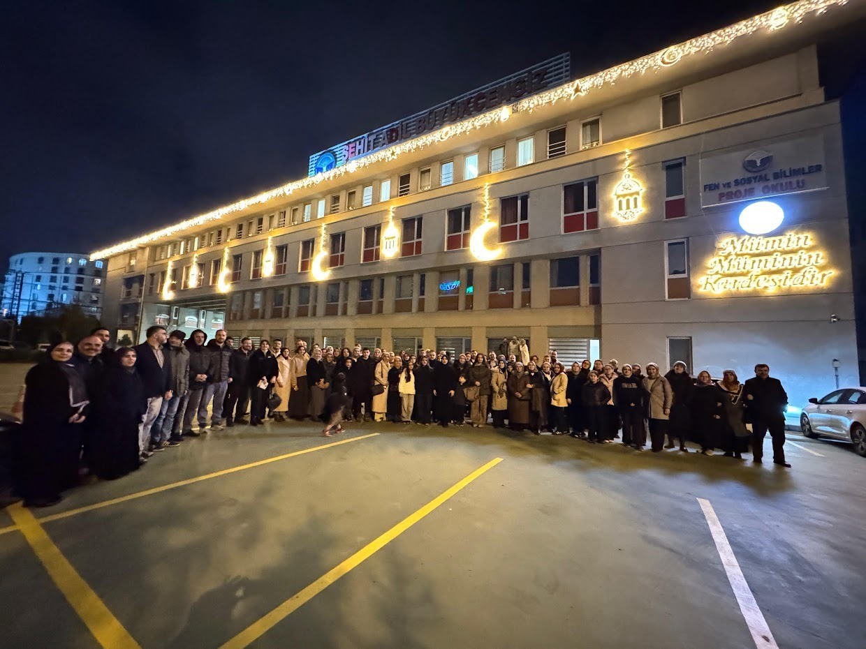 İstanbul’da bu yıl okulların sadece içi değil, dışı da Ramazan’la aydınlandı
İstanbul’da bu yıl okulların sadece içi değil, dışı da Ramazan’la aydınlandı