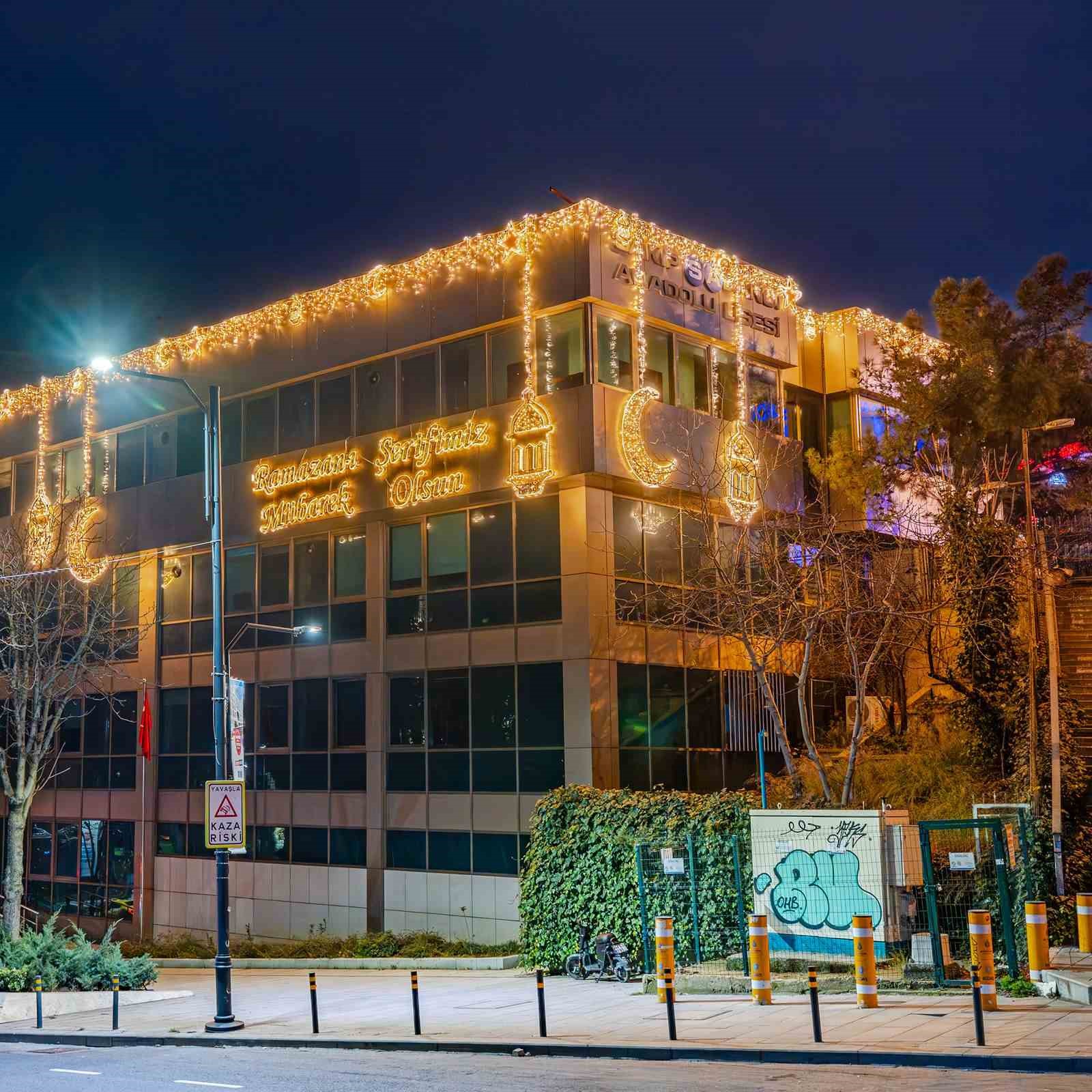 İstanbul’da bu yıl okulların sadece içi değil, dışı da Ramazan’la aydınlandı
İstanbul’da bu yıl okulların sadece içi değil, dışı da Ramazan’la aydınlandı