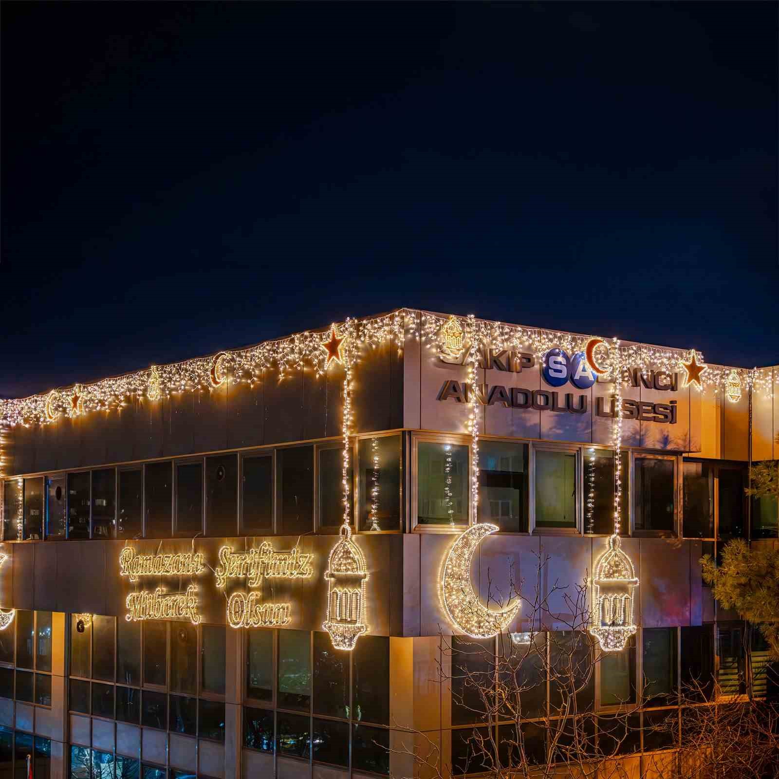 İstanbul’da bu yıl okulların sadece içi değil, dışı da Ramazan’la aydınlandı
İstanbul’da bu yıl okulların sadece içi değil, dışı da Ramazan’la aydınlandı