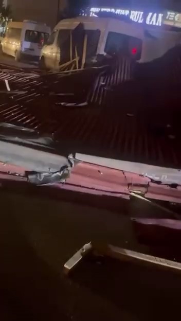 İstanbul’da fırtınada bazı binaların çatıları uçtu

