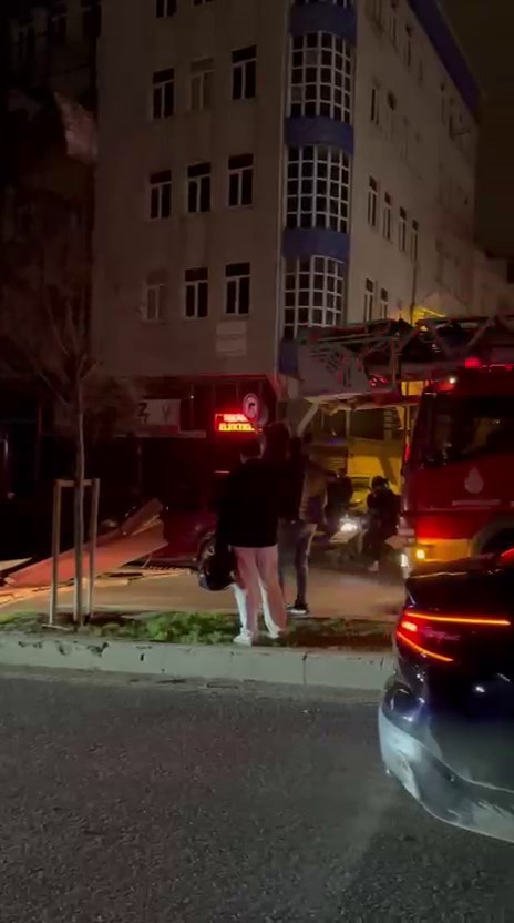 İstanbul’da fırtınada bazı binaların çatıları uçtu

