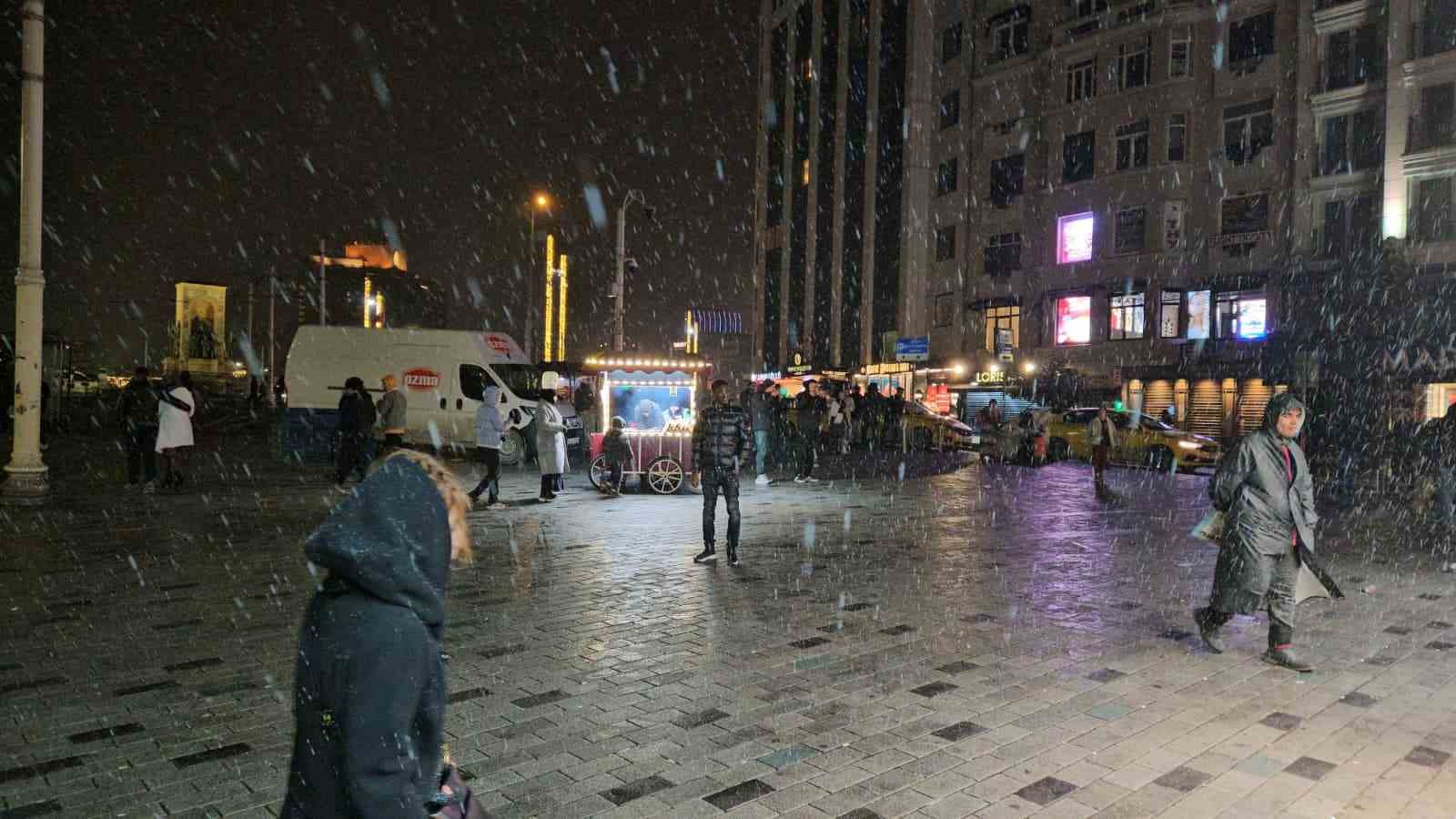 İstanbul’da gece saatlerinde yağması beklenen kar aralıklarla etkisini gösterdi
