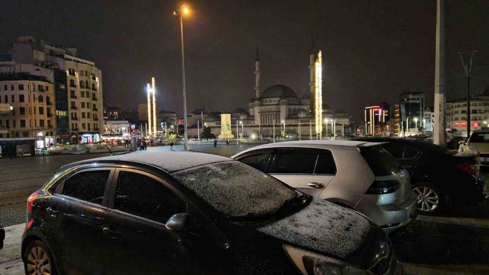 İstanbul’da gece saatlerinde yağması beklenen kar aralıklarla etkisini gösterdi
