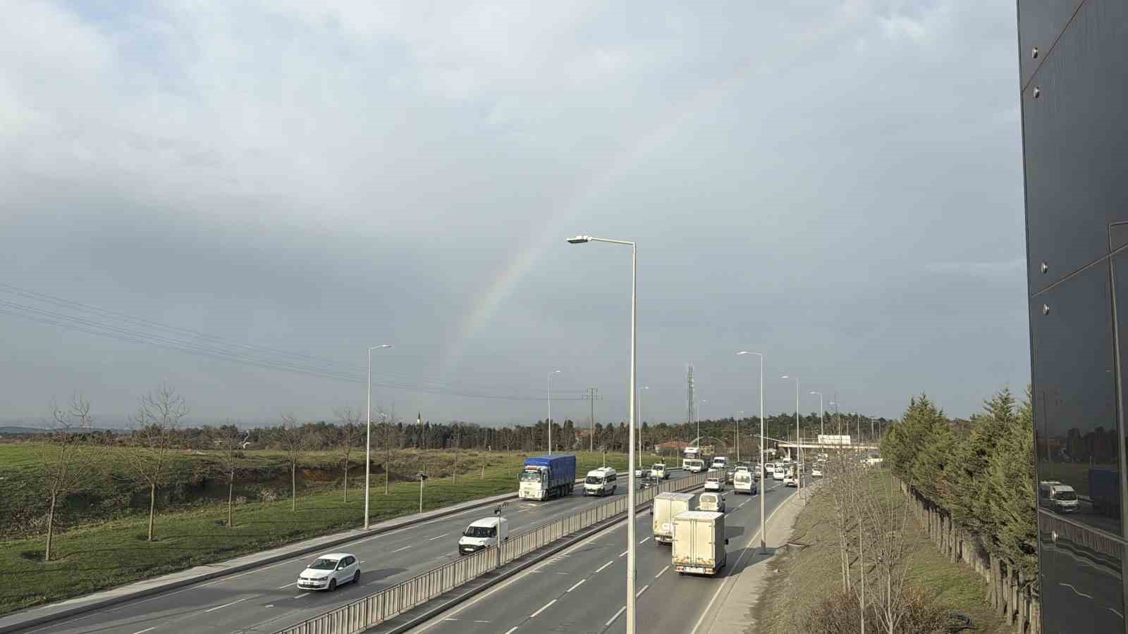 İstanbul’da gökkuşağı trafikte görsel şölen oluşturdu
