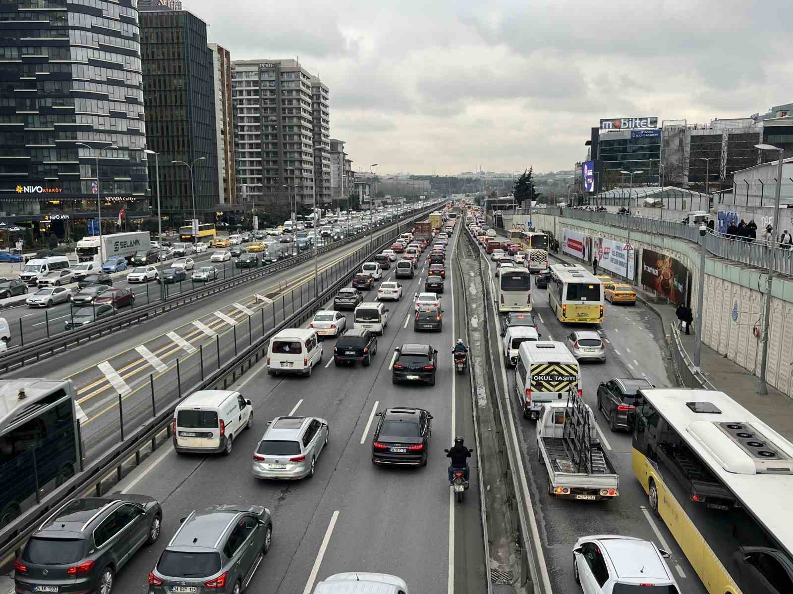 İstanbul’da iftar öncesi trafik yoğunluğu yüzde 87’e çıktı
