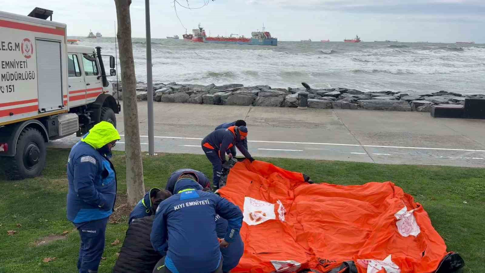 İstanbul’da iki tanker acil durum çağrısında bulundu, gemiler havadan görüntülendi
