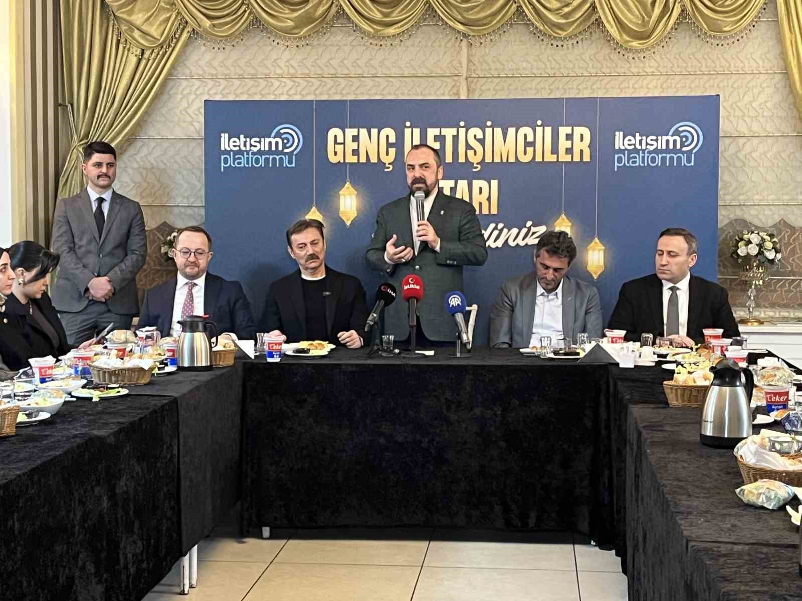 İstanbul’da iletişim fakültesi öğrencileri AK Parti’nin düzenlediği iftarda buluştu

