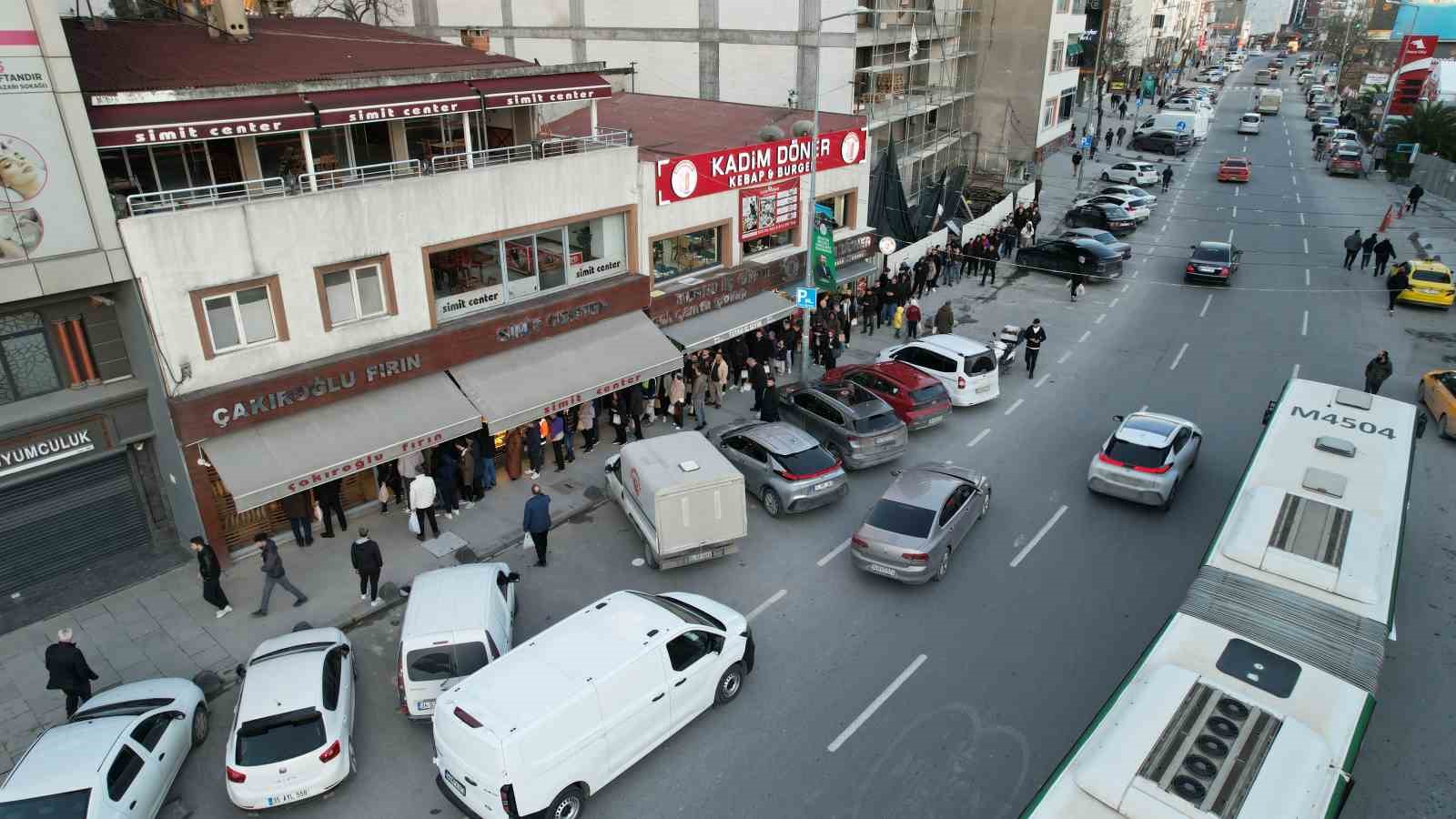 İstanbul’da ilk iftarda pide kuyruğu havadan görüntülendi
