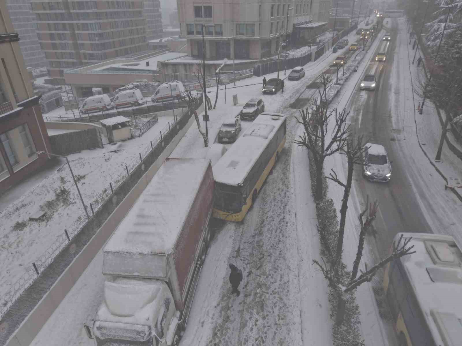 İstanbul’da kar kazaları da beraberinde getirdi, İETT otobüsü park halindeki kamyona çarptı
