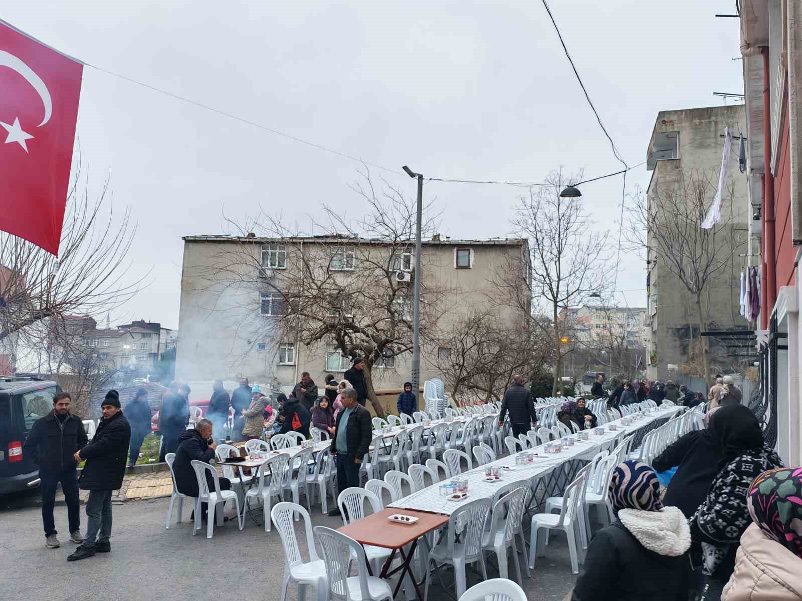 İstanbul’da komşuluk geleneğini sürdüren mahalle aynı sofrada 11’inci kez iftar yaptı
