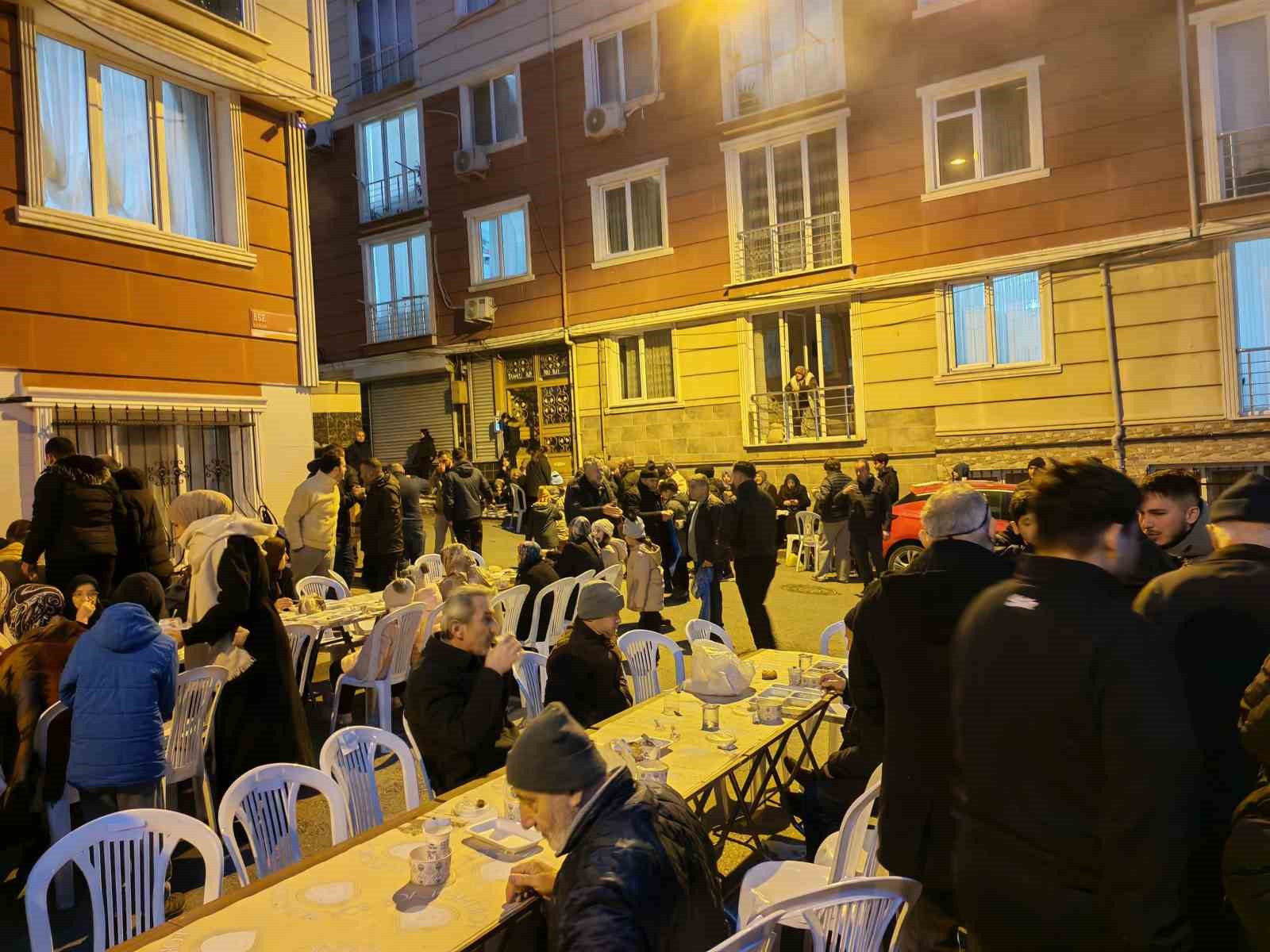 İstanbul’da komşuluk geleneğini sürdüren mahalle aynı sofrada 11’inci kez iftar yaptı

