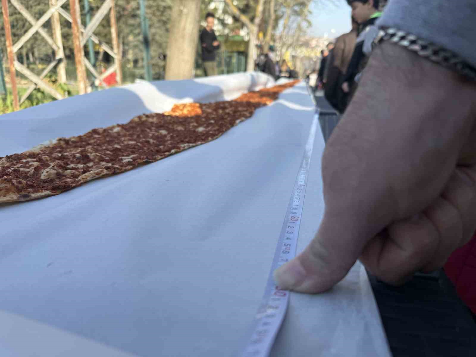 İstanbul’da lahmacun rekoru: 63 metrelik dev lahmacun Guinness’e girdi
