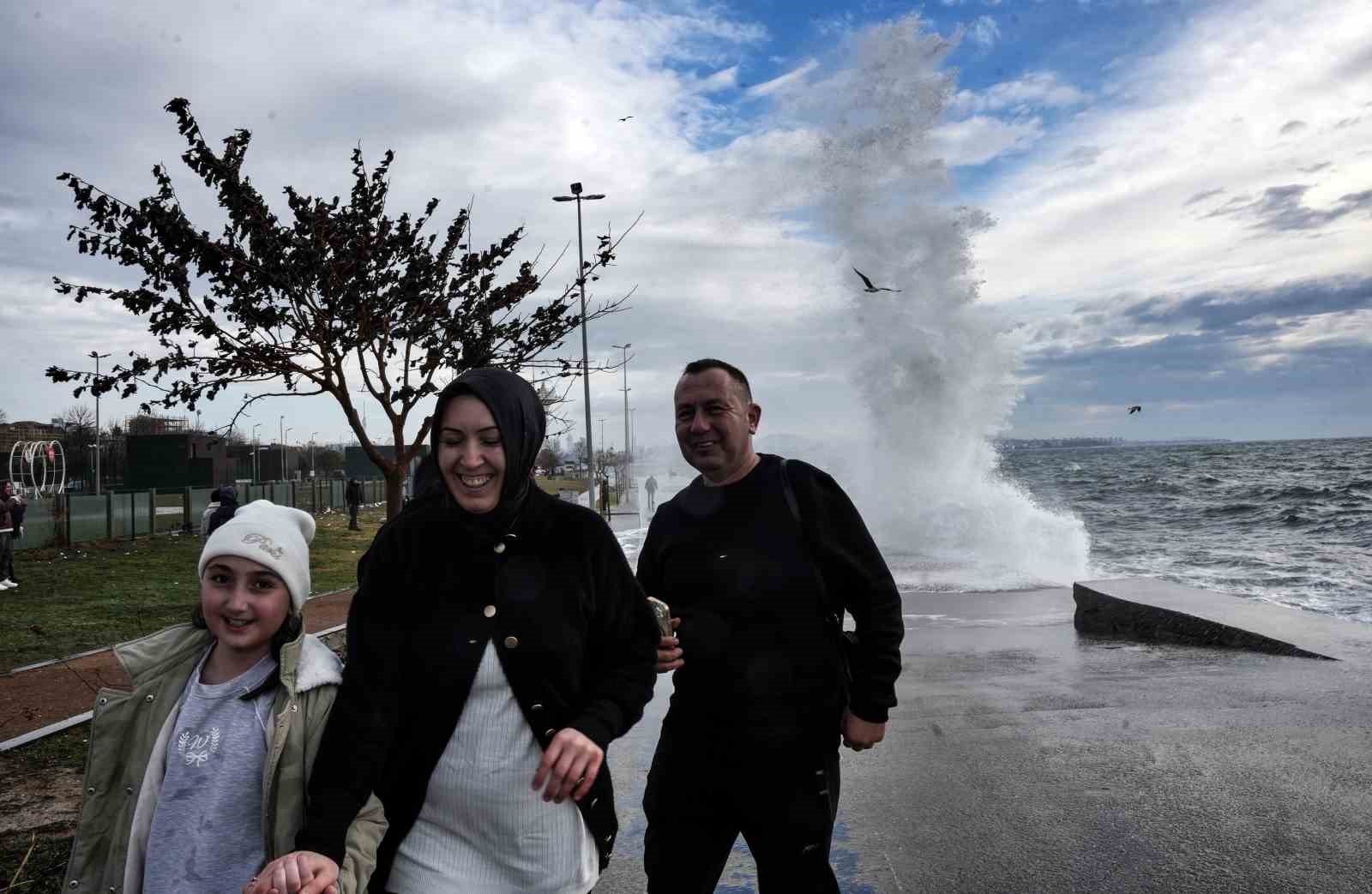 İstanbul’da lodos etkili oldu, dev dalgalar sahili kapladı
