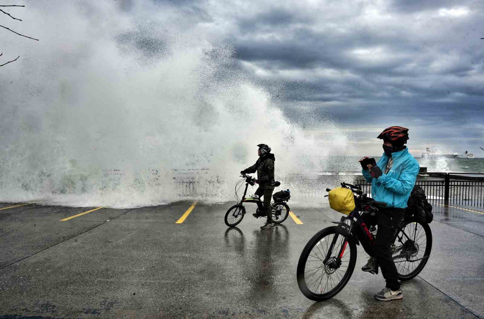 İstanbul’da lodos etkili oldu, dev dalgalar sahili kapladı
