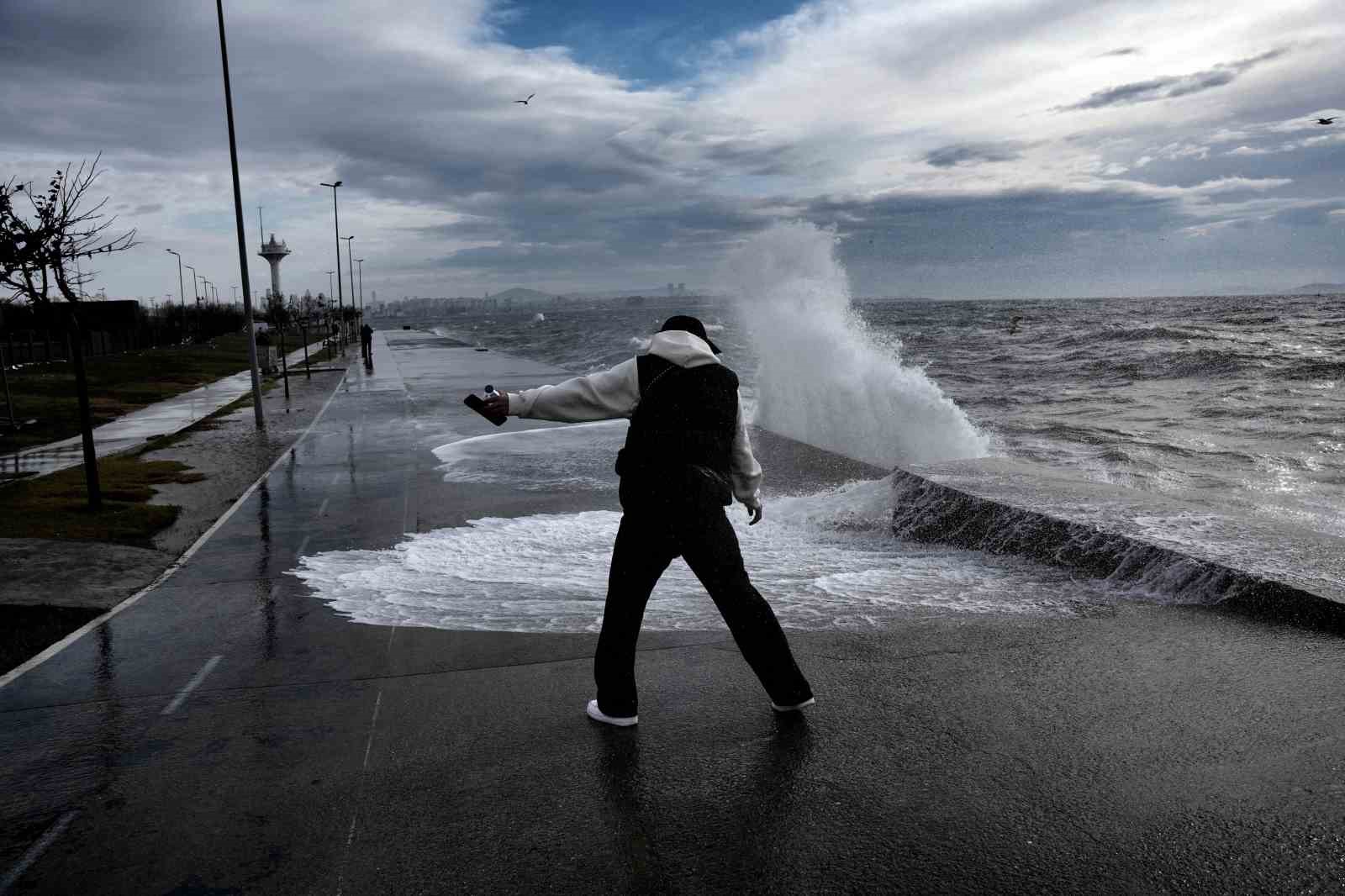 İstanbul’da lodos etkili oldu, dev dalgalar sahili kapladı
