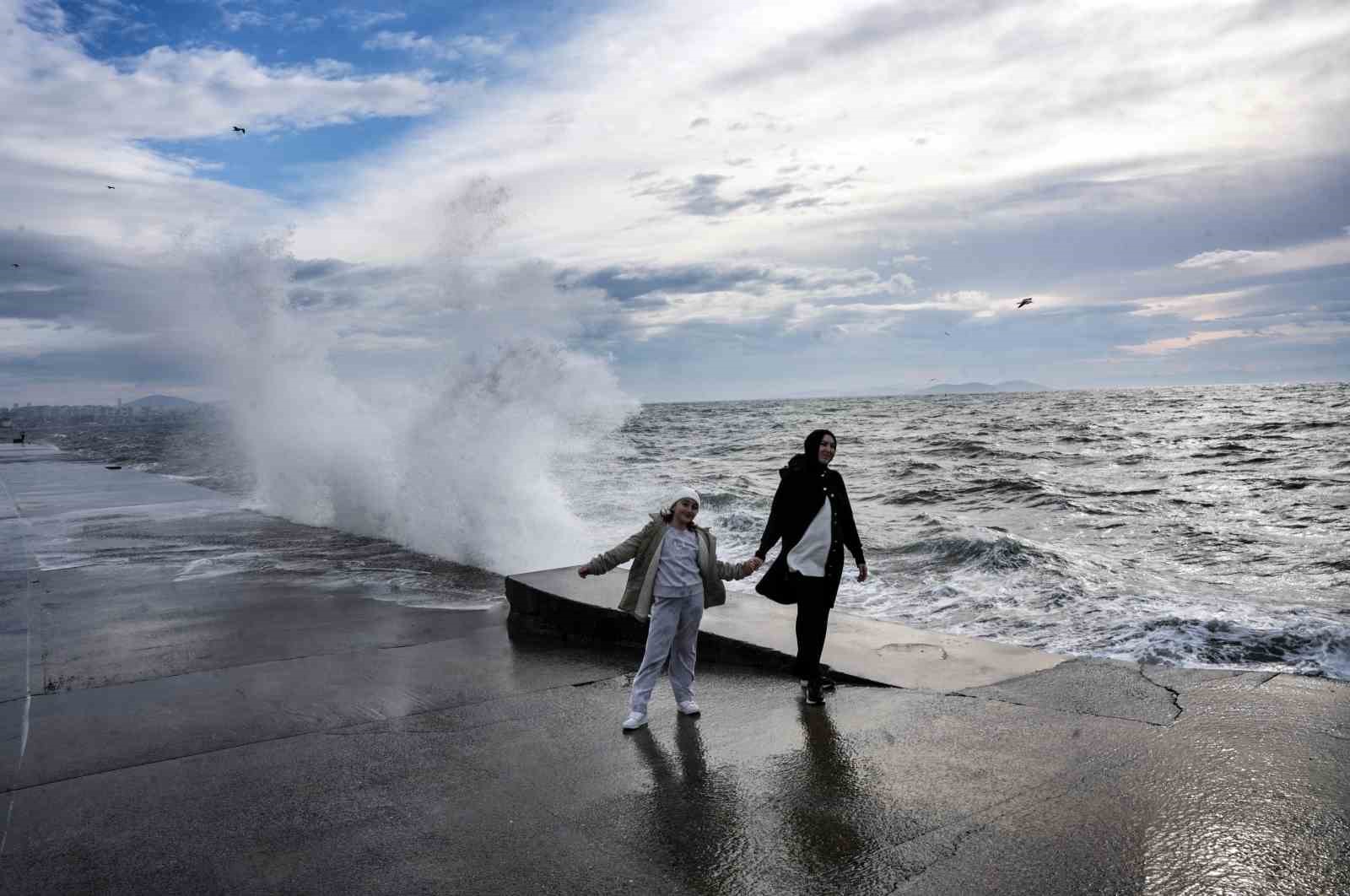 İstanbul’da lodos etkili oldu, dev dalgalar sahili kapladı
