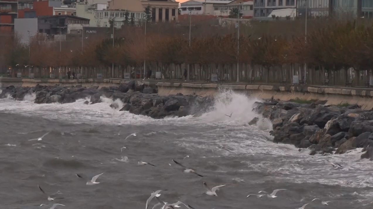 İstanbul’da lodos etkili oluyor: Fatih ve Zeytinburnu’nda dev dalgalar
