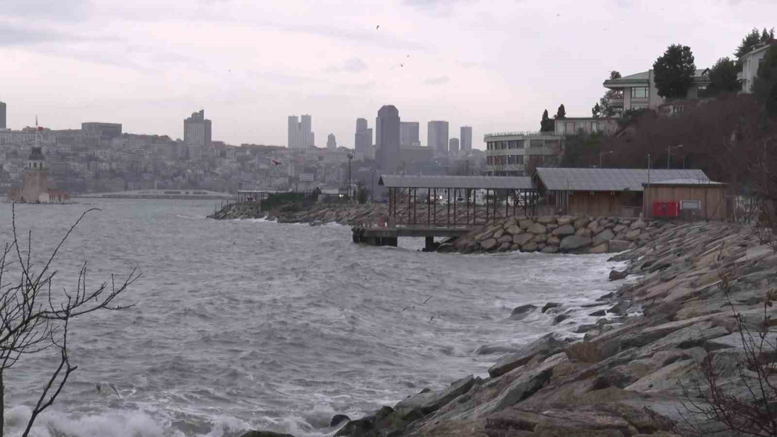 İstanbul’da lodos etkisini sürdürüyor.
