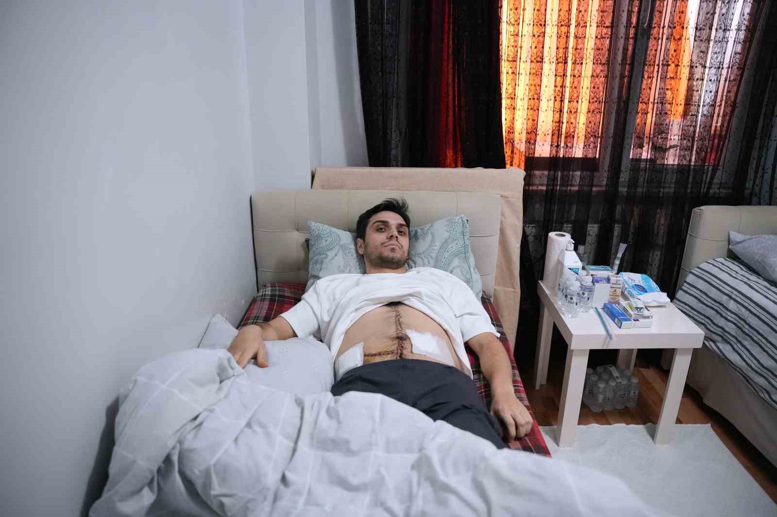 İstanbul’da metro çıkışında dehşet, yardım etmek istedi, 6 yerinden bıçaklandı
