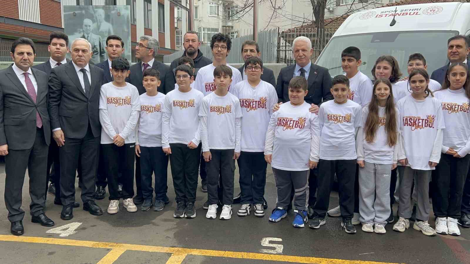 İstanbul’da okullarda karne heyecanı yaşandı
