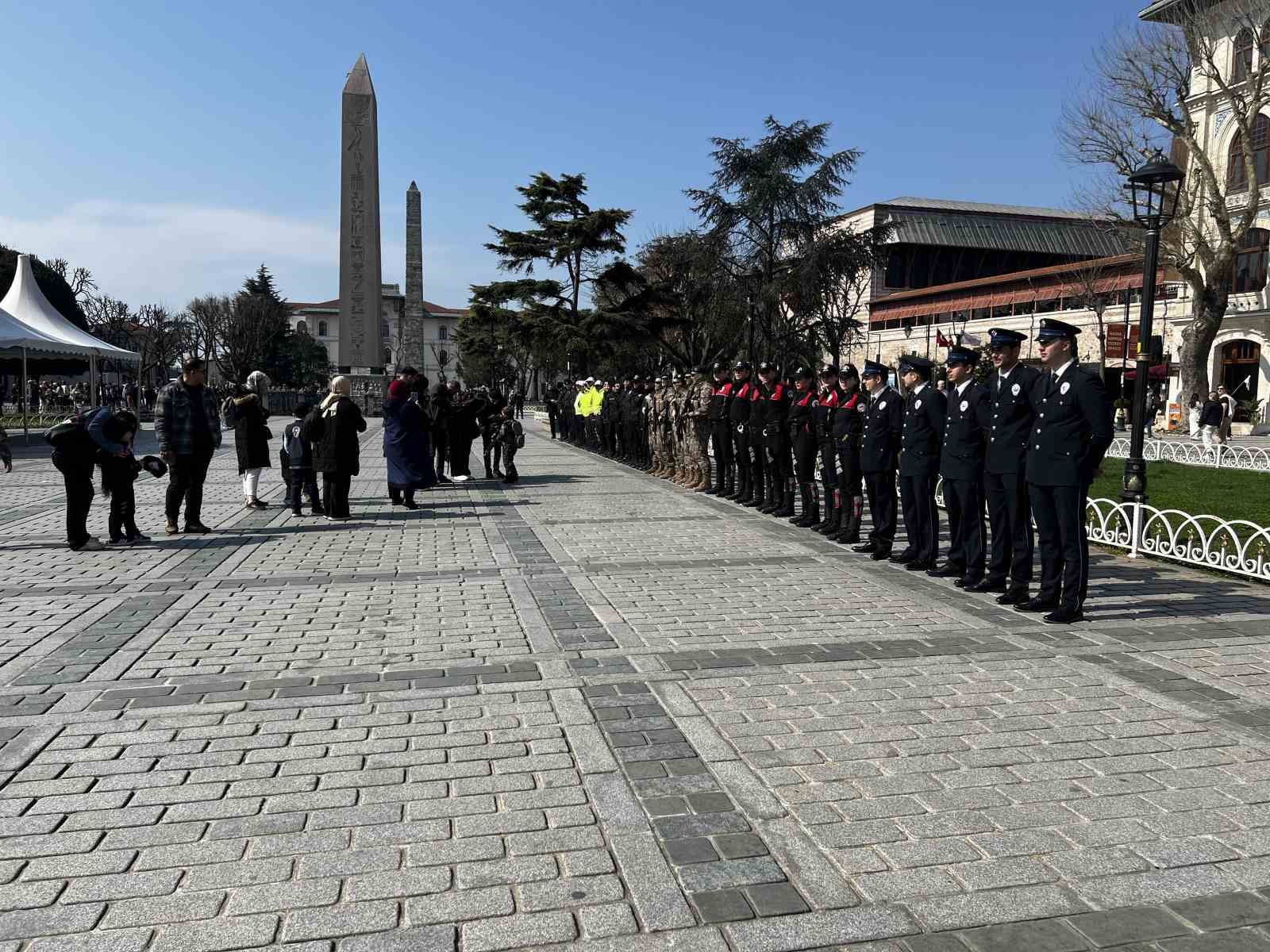 İstanbul’da Polis Haftası kortejine yoğun ilgi
İstanbul’da Polis Haftası kortejine yoğun ilgi