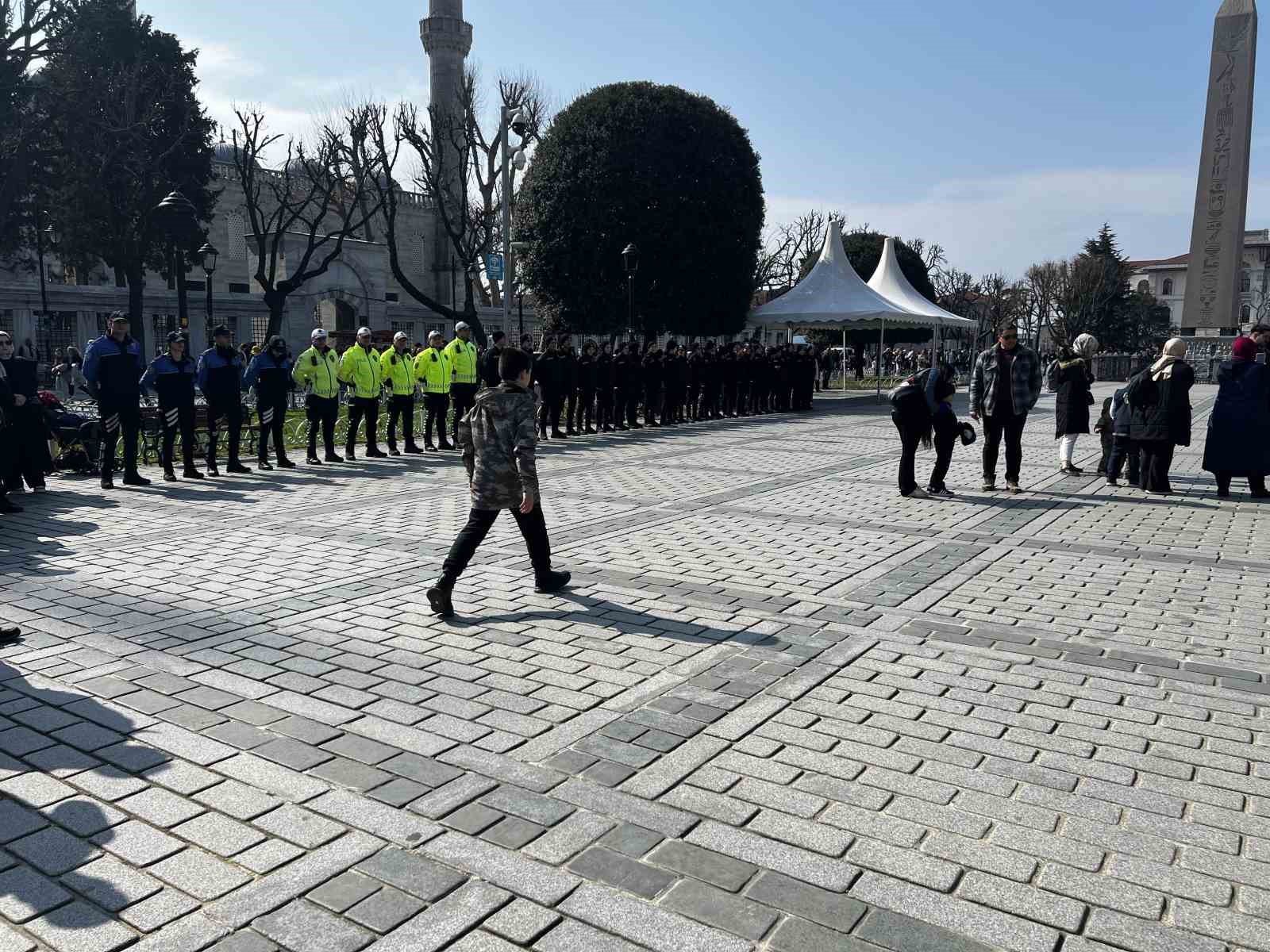 İstanbul’da Polis Haftası kortejine yoğun ilgi
İstanbul’da Polis Haftası kortejine yoğun ilgi
