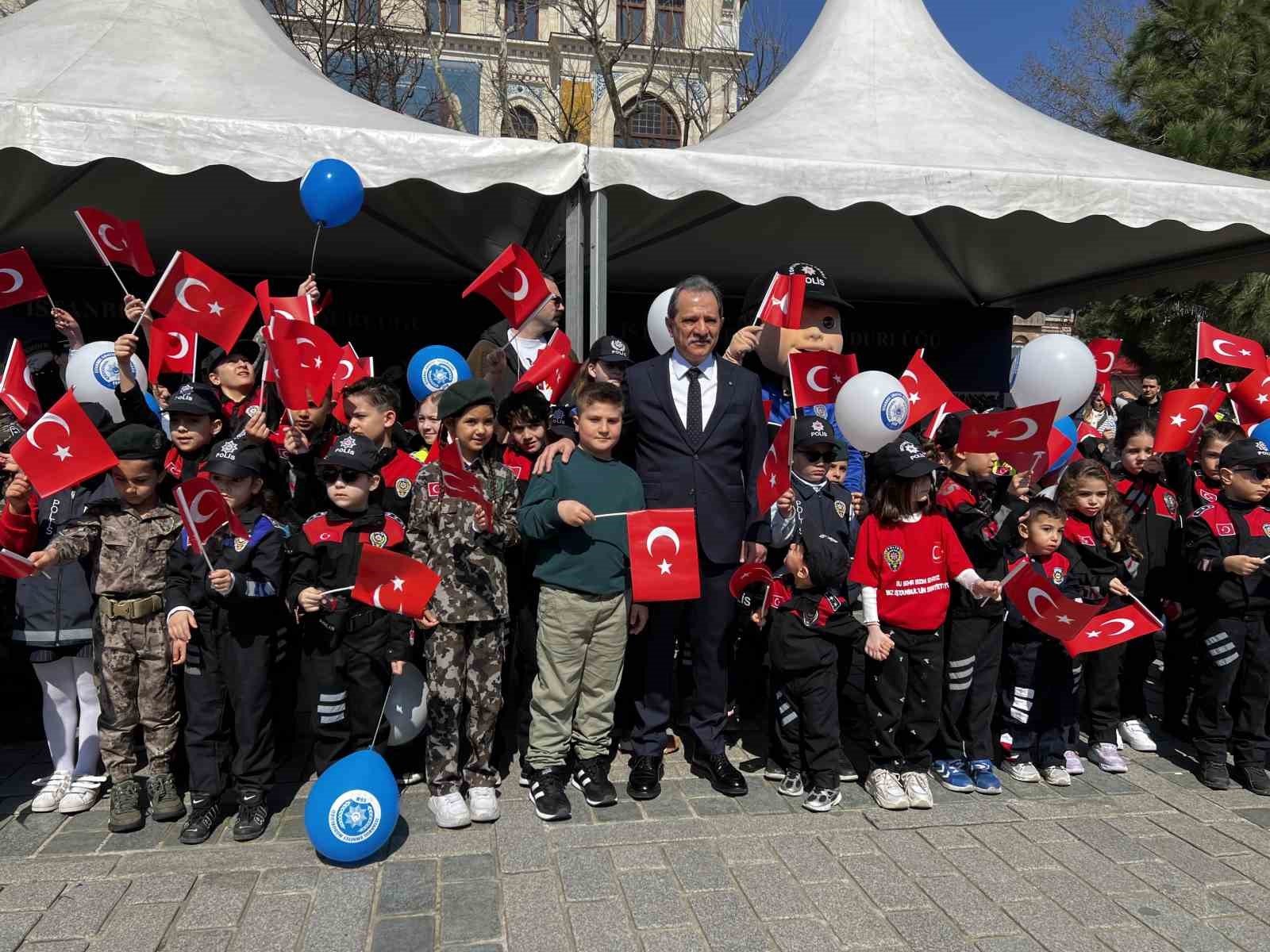 İstanbul’da Polis Haftası kortejine yoğun ilgi
İstanbul’da Polis Haftası kortejine yoğun ilgi